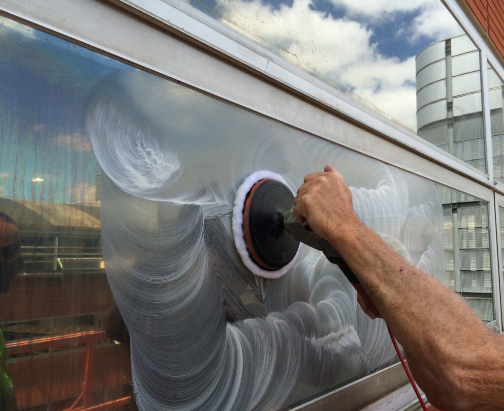 Dépollution d'une vitre ternie par la pollution de l'air