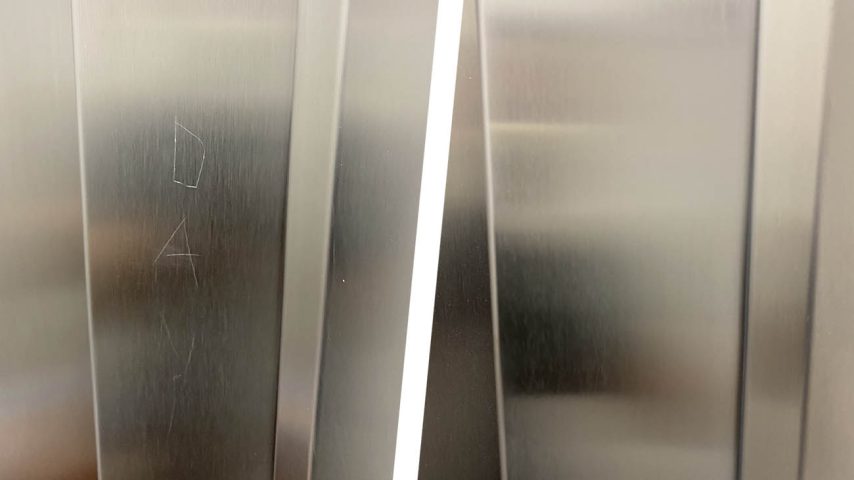 Porte d’ascenseur en inox avec/sans marque d'usure